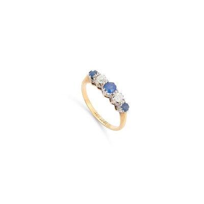 Lot 745 - A SAPPHIRE AND DIAMOND FIVE STONE RING
