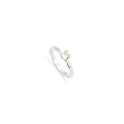 Lot 674 - AN 18 CARAT WHITE GOLD SOLITAIRE DIAMOND RING