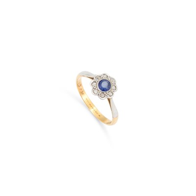 Lot 740 - A SAPPHIRE AND DIAMOND CLUSTER RING