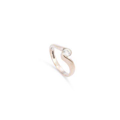 Lot 720 - AN 18 CARAT WHITE GOLD SOLITAIRE DIAMOND RING