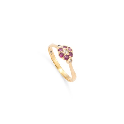 Lot 743 - A DIAMOND AND RUBY CLUSTER RING