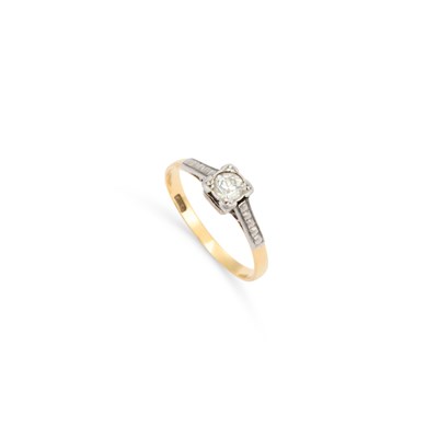 Lot 665 - A SOLITAIRE DIAMOND RING