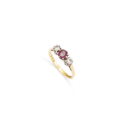 Lot 666 - AN 18 CARAT GOLD RUBY AND DIAMOND THREE STONE RING