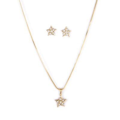 Lot 661 - A DIAMOND CLUSTER PENDANT AND EARRING SET