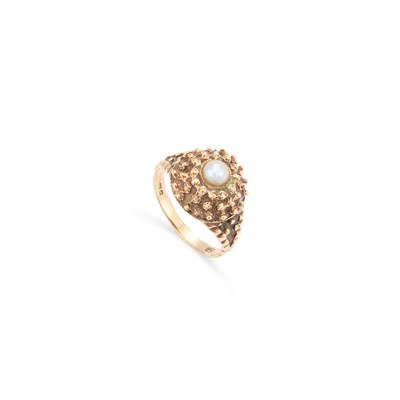 Lot 755 - A 9 CARAT GOLD TEXTURED CULTURED PEARL RING