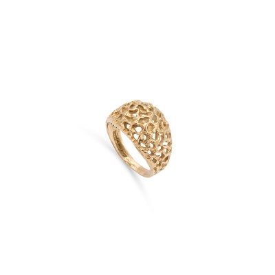 Lot 747 - A 9 CARAT GOLD TEXTURED RING