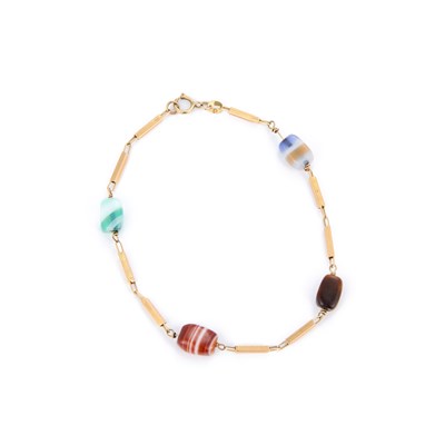 Lot 744 - AN AGATE AND TIGERS EYE BEAD BRACELET