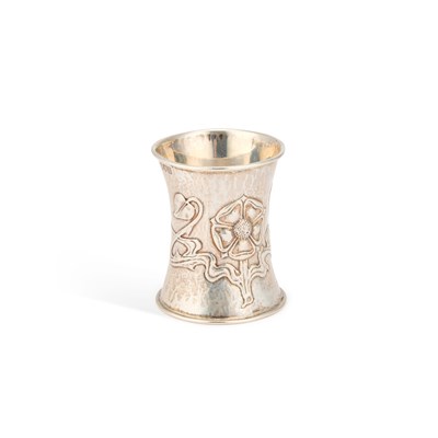 Lot 383 - AN ARTS AND CRAFTS SILVER NAPKIN RING