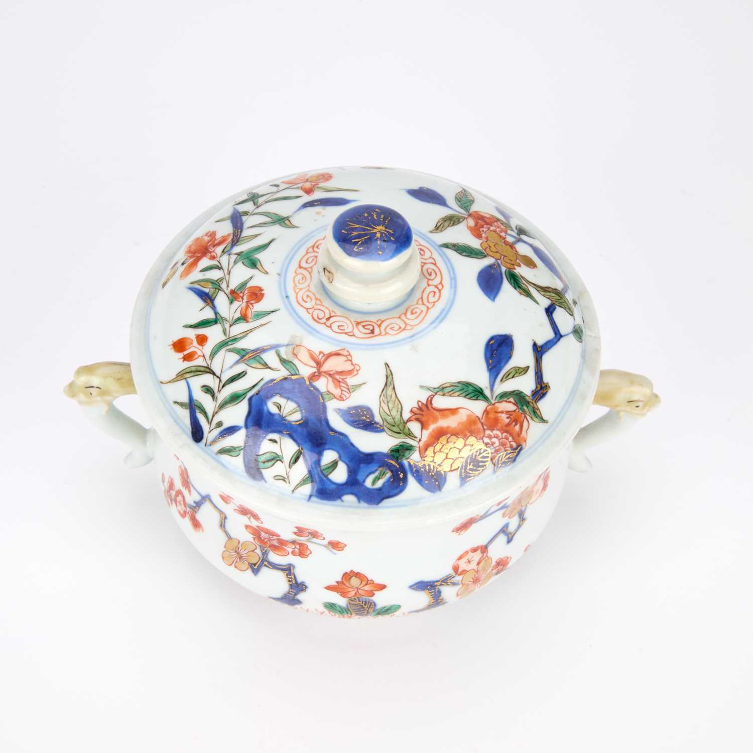 Lot A CHINESE PORCELAIN PORRINGER AND COVER, C.1720