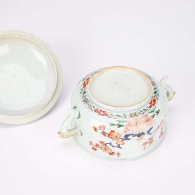Lot A CHINESE PORCELAIN PORRINGER AND COVER, C.1720