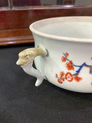 Lot A CHINESE PORCELAIN PORRINGER AND COVER, C.1720