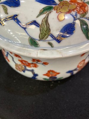 Lot A CHINESE PORCELAIN PORRINGER AND COVER, C.1720