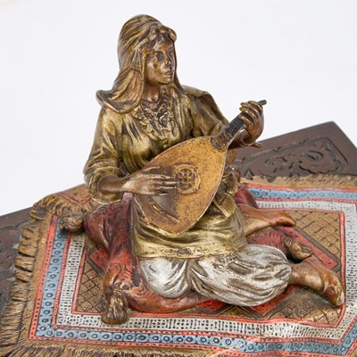 Lot AN AUSTRIAN BRONZE CIGARETTE BOX MOUNTED WITH A COLD PAINTED BRONZE FIGURE