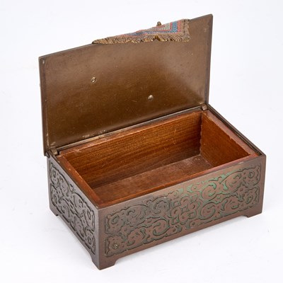 Lot AN AUSTRIAN BRONZE CIGARETTE BOX MOUNTED WITH A COLD PAINTED BRONZE FIGURE