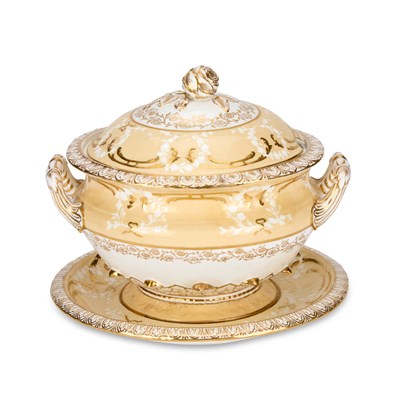 Lot 106 - AN ENGLISH PORCELAIN TUREEN, COVER AND STAND, C.1830