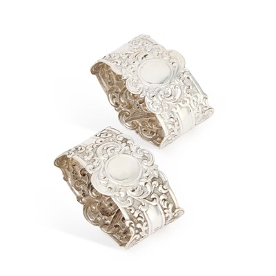 Lot 387 - A PAIR OF EDWARDIAN SILVER NAPKIN RINGS