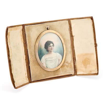 Lot 417 - AN EDWARDIAN SILVER-GILT FRAME