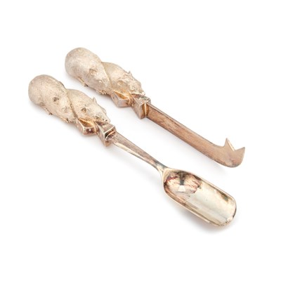 Lot 345 - AN ELIZABETH II SILVER CHEESE KNIFE AND STILTON SCOOP