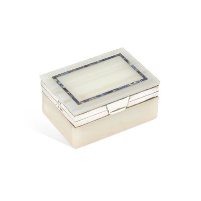 Lot 384 - A GEORGE V SILVER-MOUNTED ONYX STAMP BOX