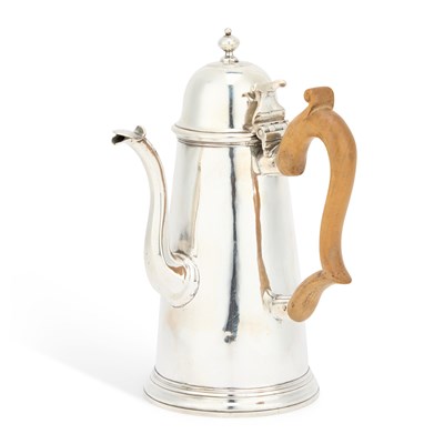 Lot 492 - A QUEEN ANNE BRITANNIA STANDARD SILVER SIDE-HANDLE COFFEE POT