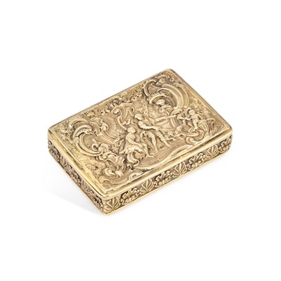 Lot 475 - A GEORGE III CAST SILVER-GILT SNUFF BOX