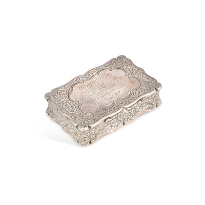 Lot 432 - A VICTORIAN SILVER SNUFF BOX
