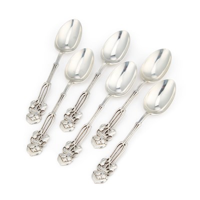 Lot 351 - A SET OF SIX GEORGE V SILVER TEASPOONS