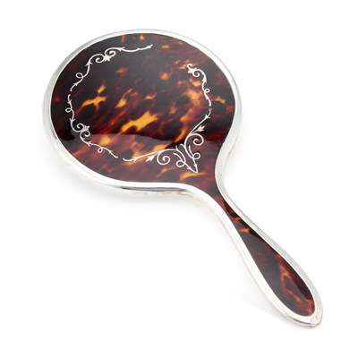 Lot 370 - A GEORGE V SILVER AND TORTOISESHELL-MOUNTED HAND MIRROR