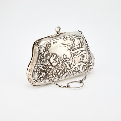 Lot 405 - AN ART NOUVEAU SILVER PURSE