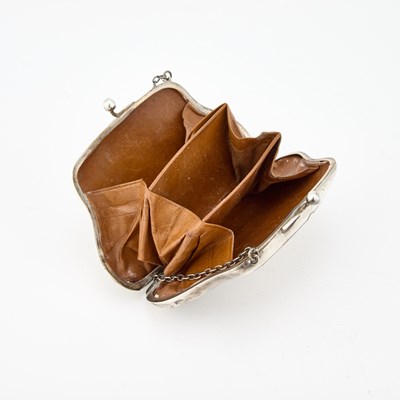 Lot 405 - AN ART NOUVEAU SILVER PURSE