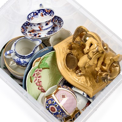 Lot 104 - A GROUP OF ITEMS