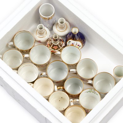 Lot 100 - A GROUP OF 18TH CENTURY AND LATER ENGLISH PORCELAIN
