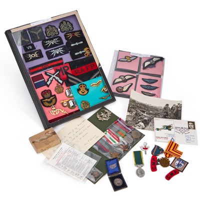 Lot 21 - A COLLECTION OF MILITARIA