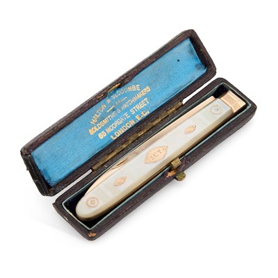 Lot 766 - A GOLD AND MOTHER-OF-PEARL FRUIT KNIFE