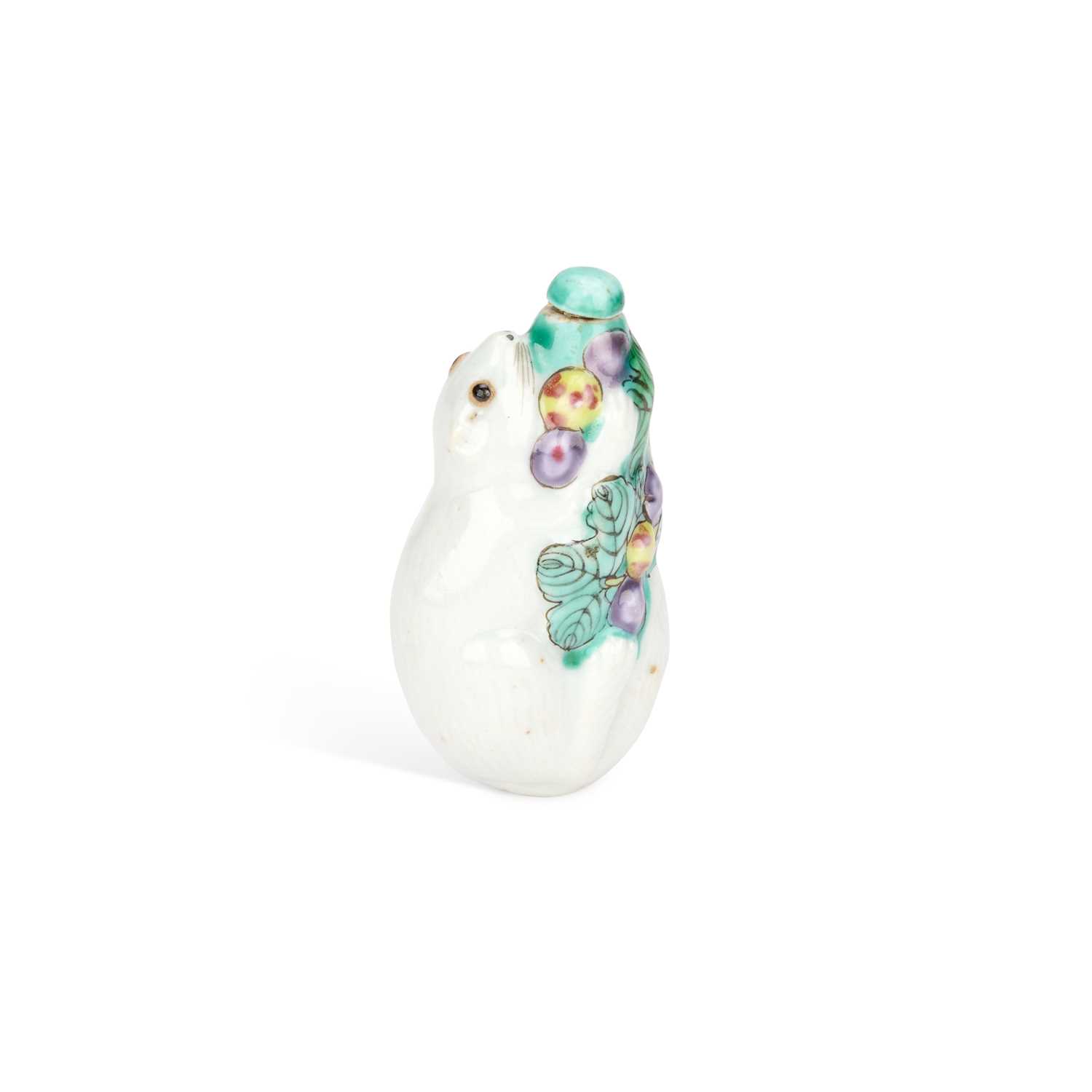 Lot A CHINESE PORCELAIN SNUFF BOTTLE