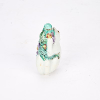 Lot A CHINESE PORCELAIN SNUFF BOTTLE