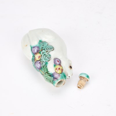 Lot A CHINESE PORCELAIN SNUFF BOTTLE