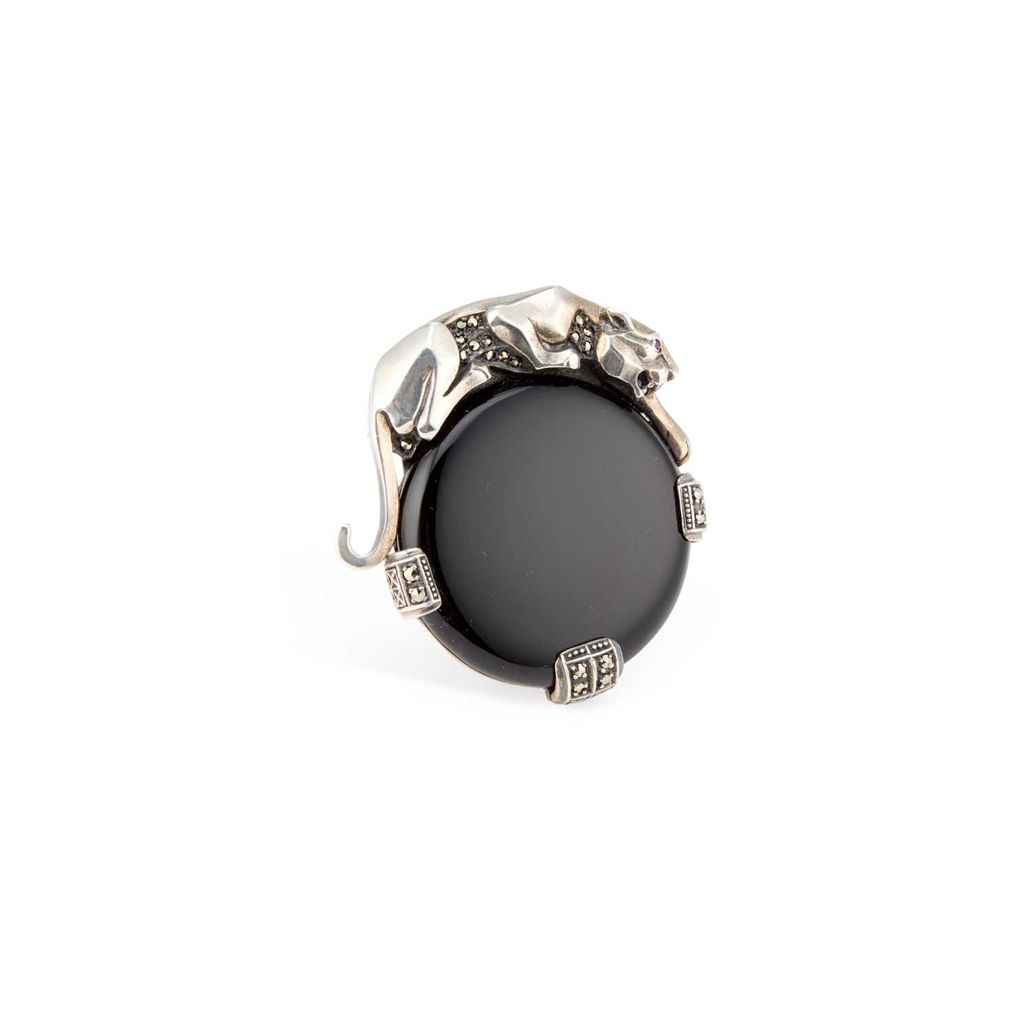 Lot AN ART DECO STYLE ONYX AND SILVER LEOPARD PENDANT/ BROOCH
