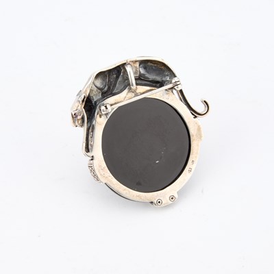 Lot AN ART DECO STYLE ONYX AND SILVER LEOPARD PENDANT/ BROOCH