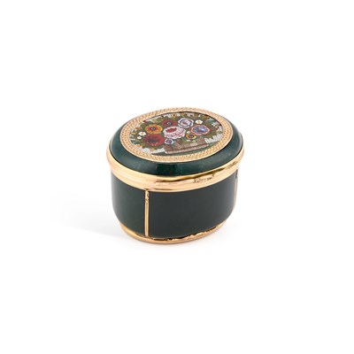 Lot 765 - A GOLD-MOUNTED BLOODSTONE AND MICROMOSAIC BOX