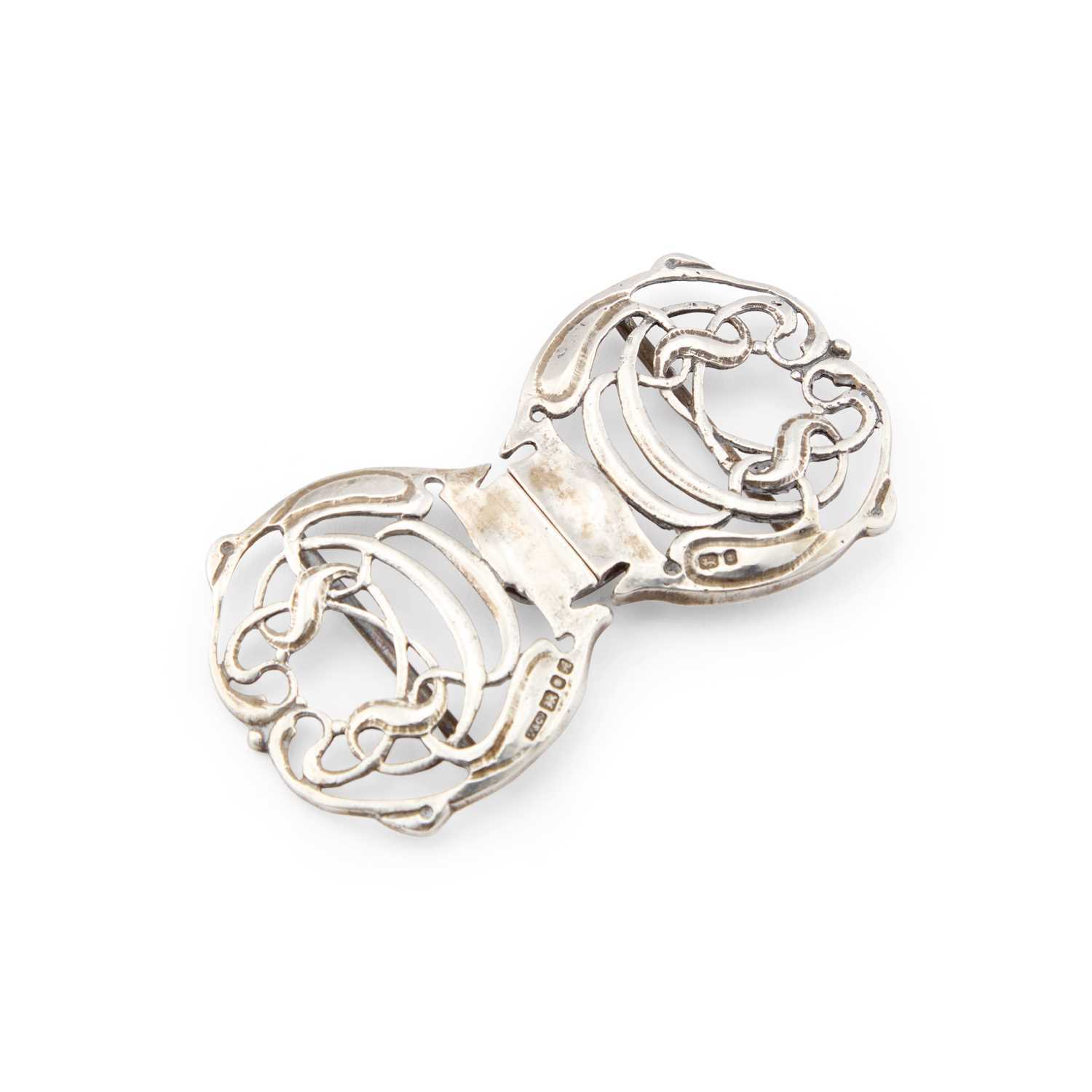 Lot AN ART NOUVEAU STYLE SILVER BELT BUCKLE